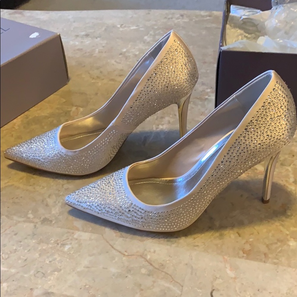 NWOT Jennifer Lopez rhinestone pumps, size 9